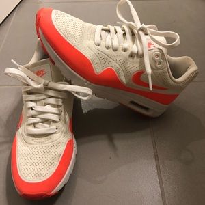 White Nike air max with orange detail. size 6.5